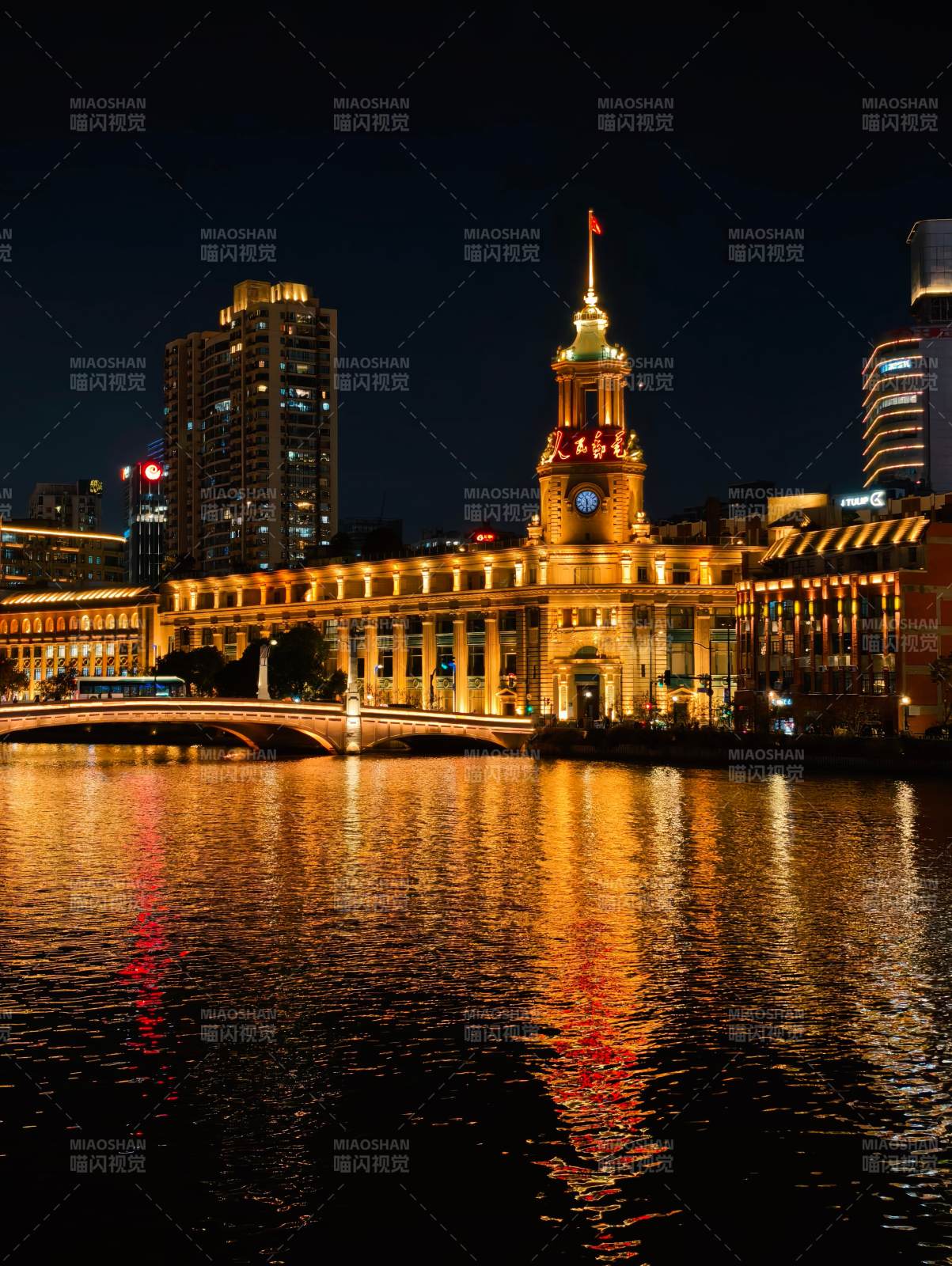 上海外滩钟楼夜景图片