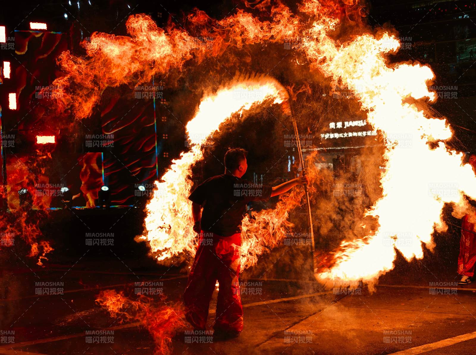 浙江金华火舞表演夜景图片