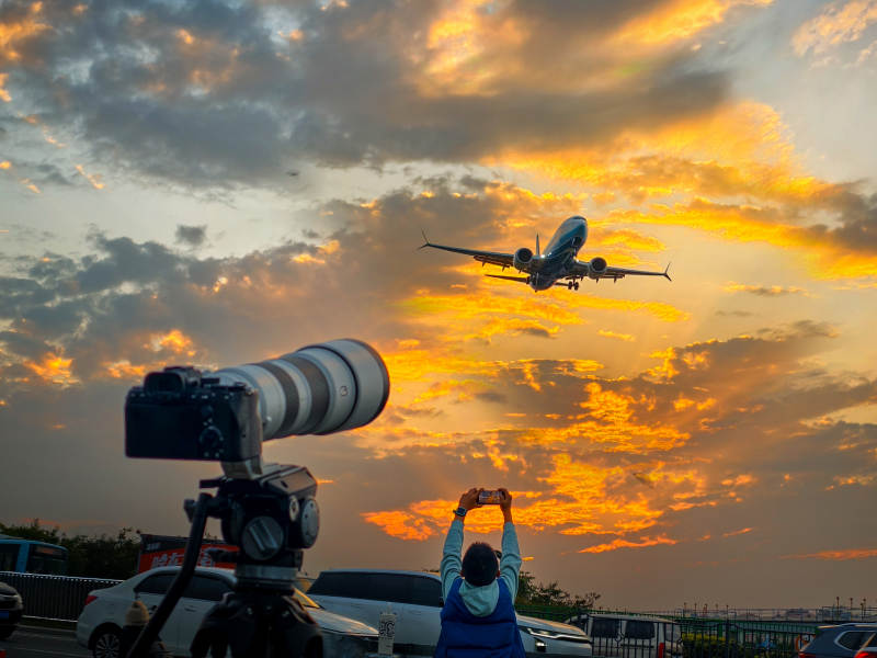 夕阳下飞机降落图片