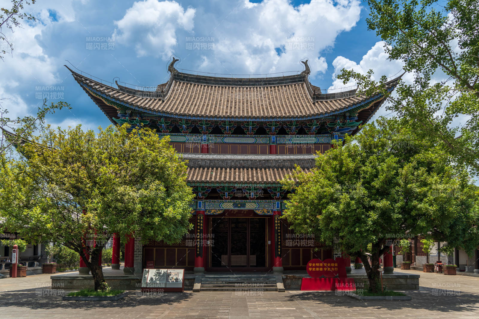 云南大理巍山古城等觉寺内的中式古建筑风光图片