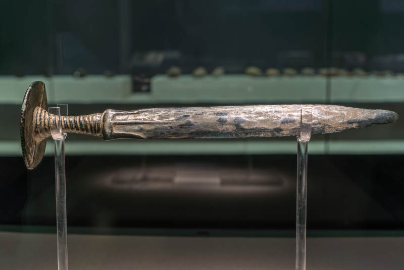 古代兵器冷兵器青铜剑展陈图片