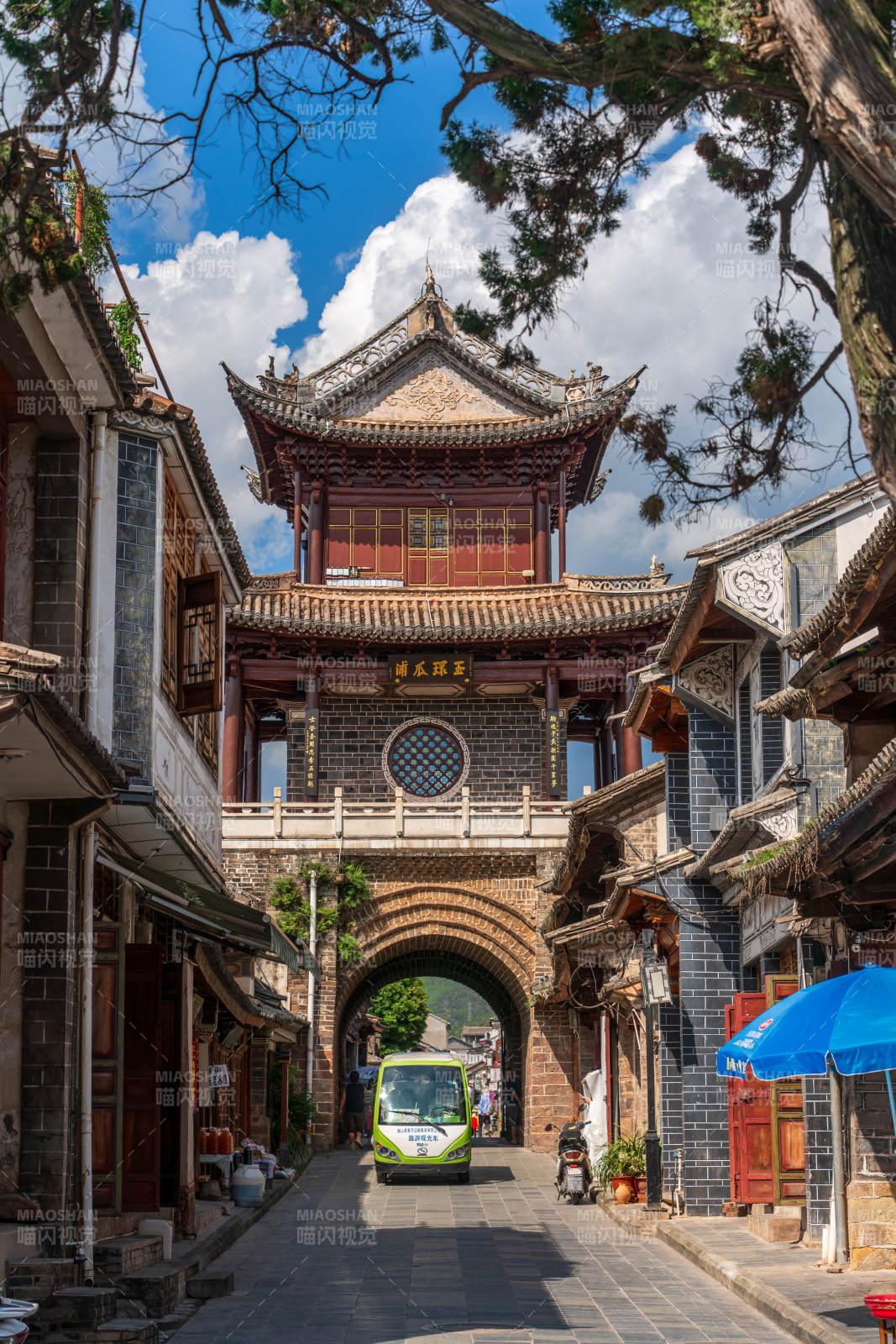 云南大理巍山古城的古街拱门迎客来图片