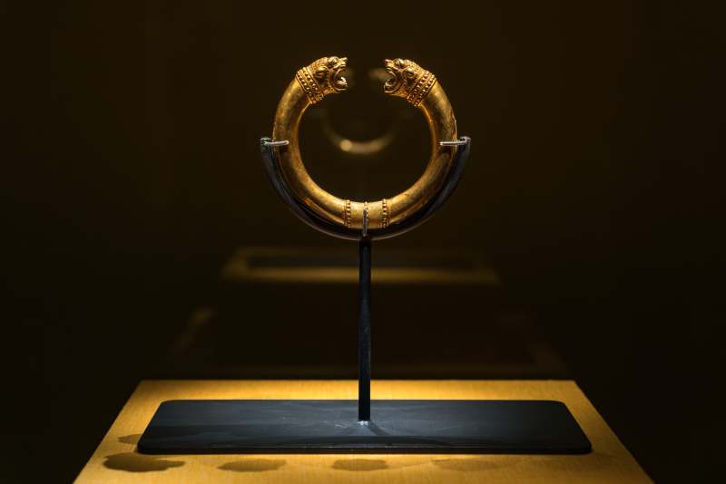 伊朗阿切美尼德王朝时期的黄金金蛇环形饰物图片