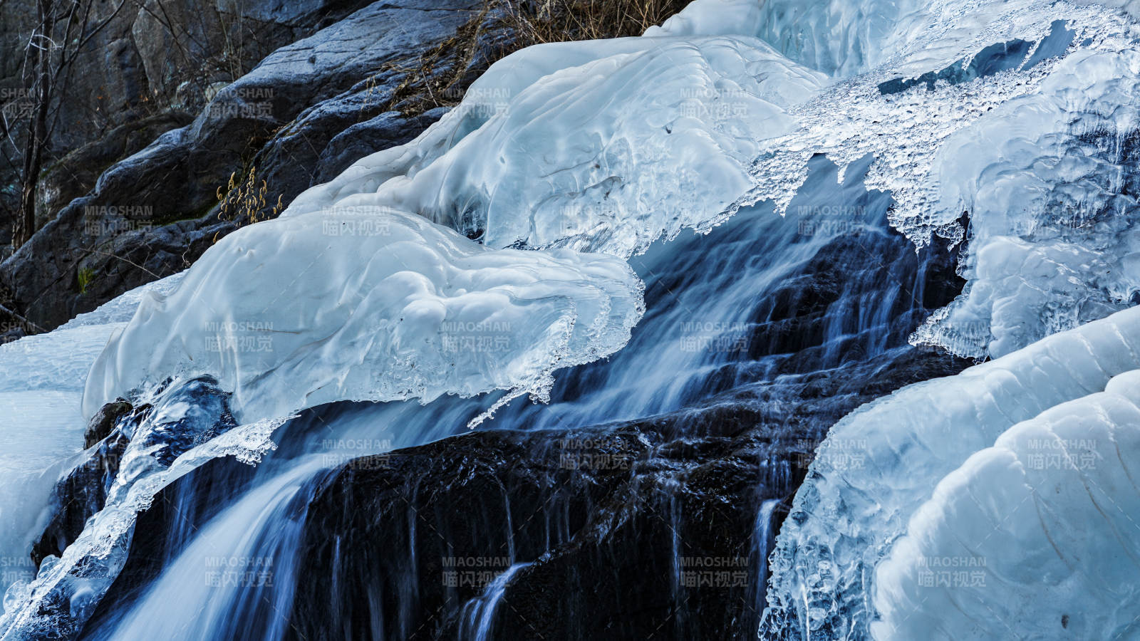 冰瀑潺潺图片