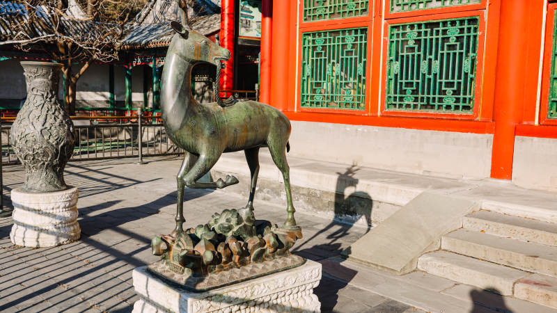 颐和园铜鹿雕像庭院景图片