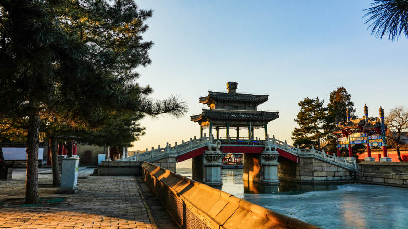 颐和园古桥映水 亭台生辉图片