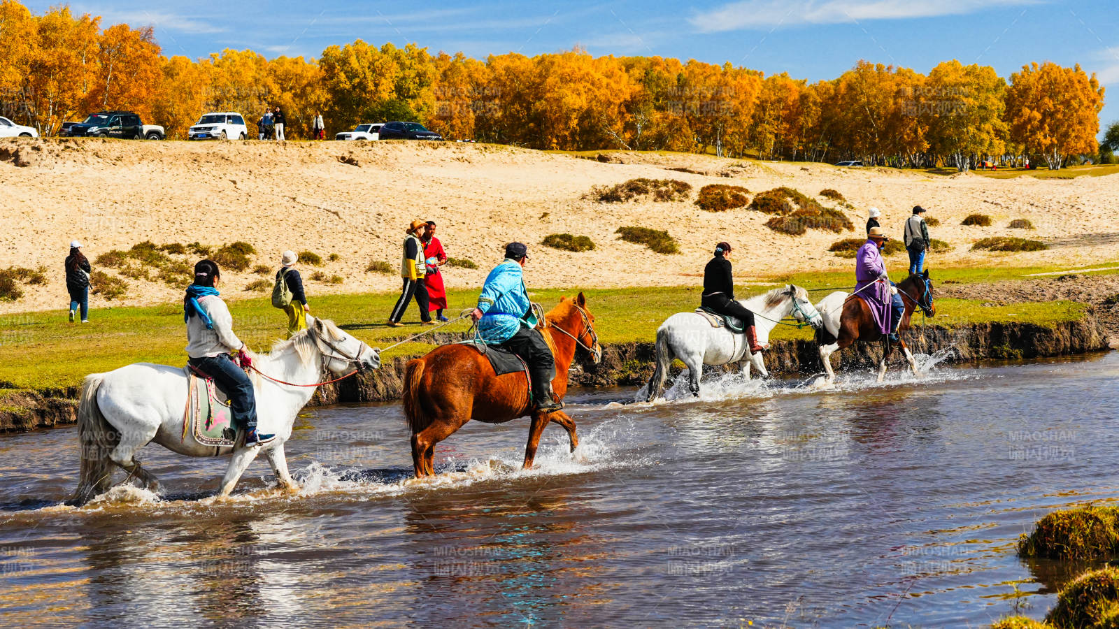 乌兰布统秋日骑马过溪流图片