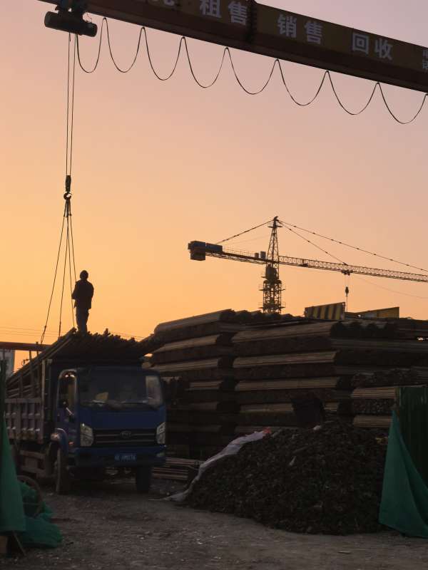 夕阳下的工地剪影图片