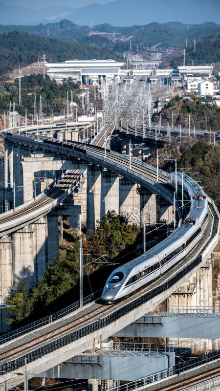 景德镇北站高速列车飞驰而过图片