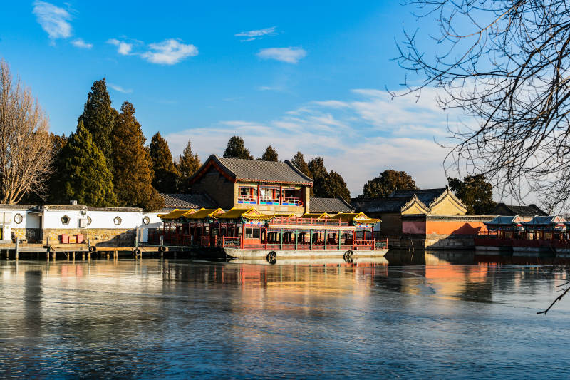 颐和园昆明湖湖畔古建筑风光图片