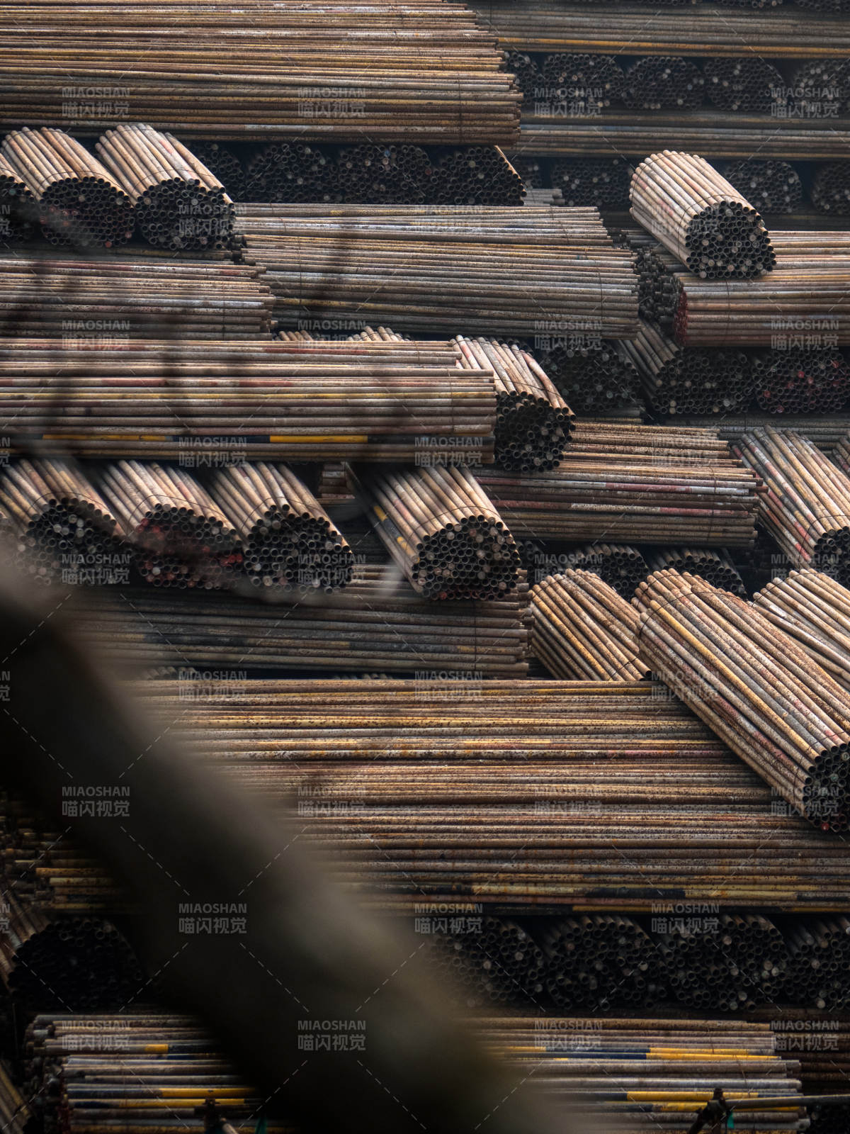 脚手架钢管堆叠场图片