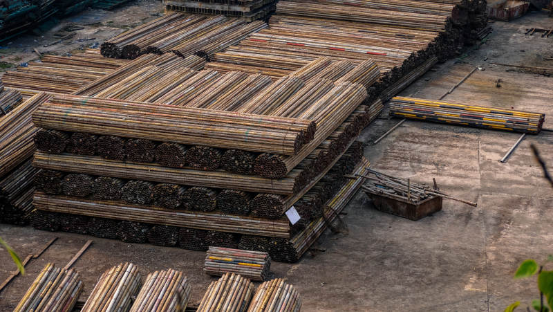 脚手架钢管堆叠场图片