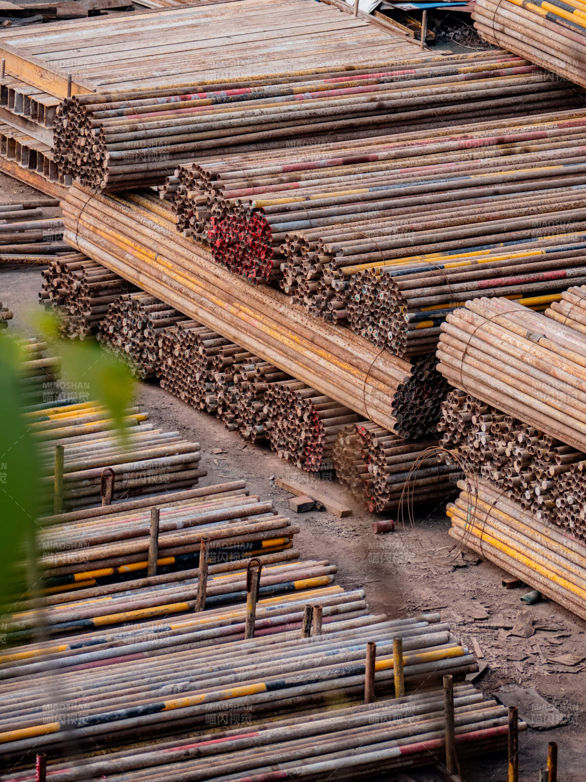 脚手架钢管堆叠场图片