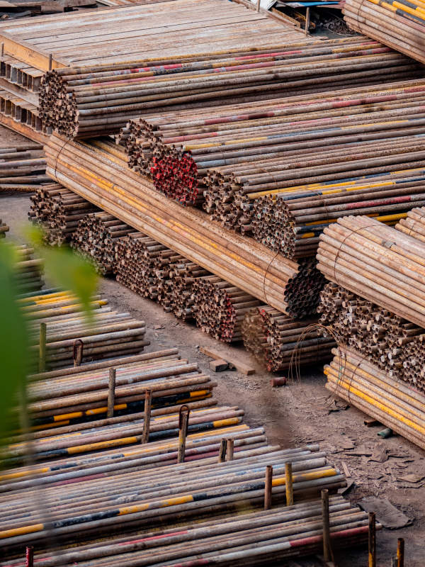 脚手架钢管堆叠场图片