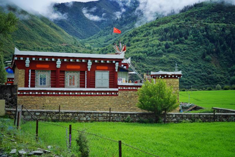 川西藏式民居山间景图片
