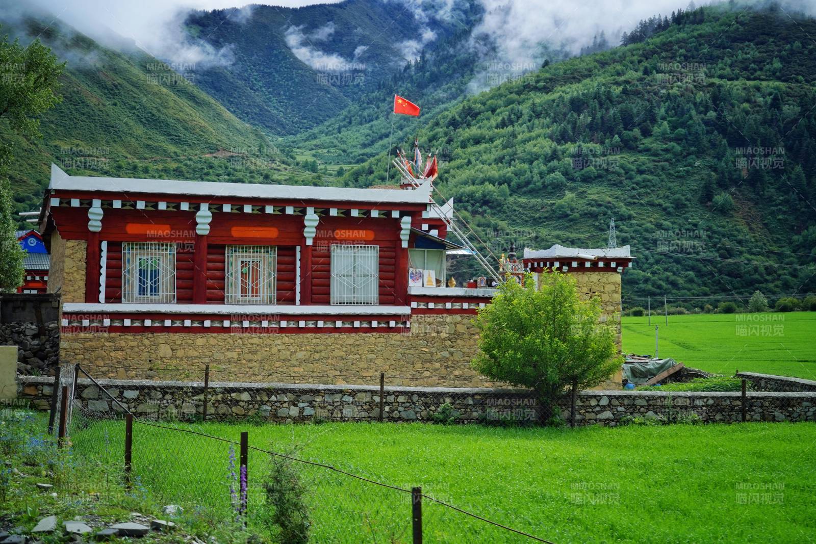 川西藏式民居山间景图片