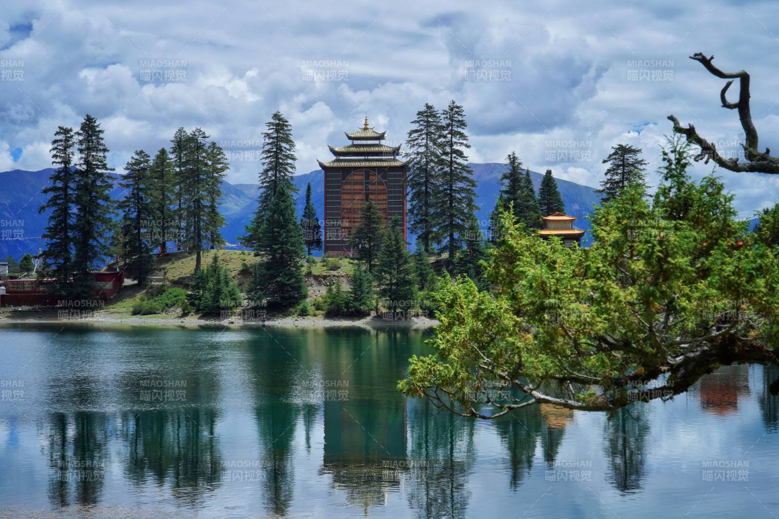 措卡湖边的风光图片