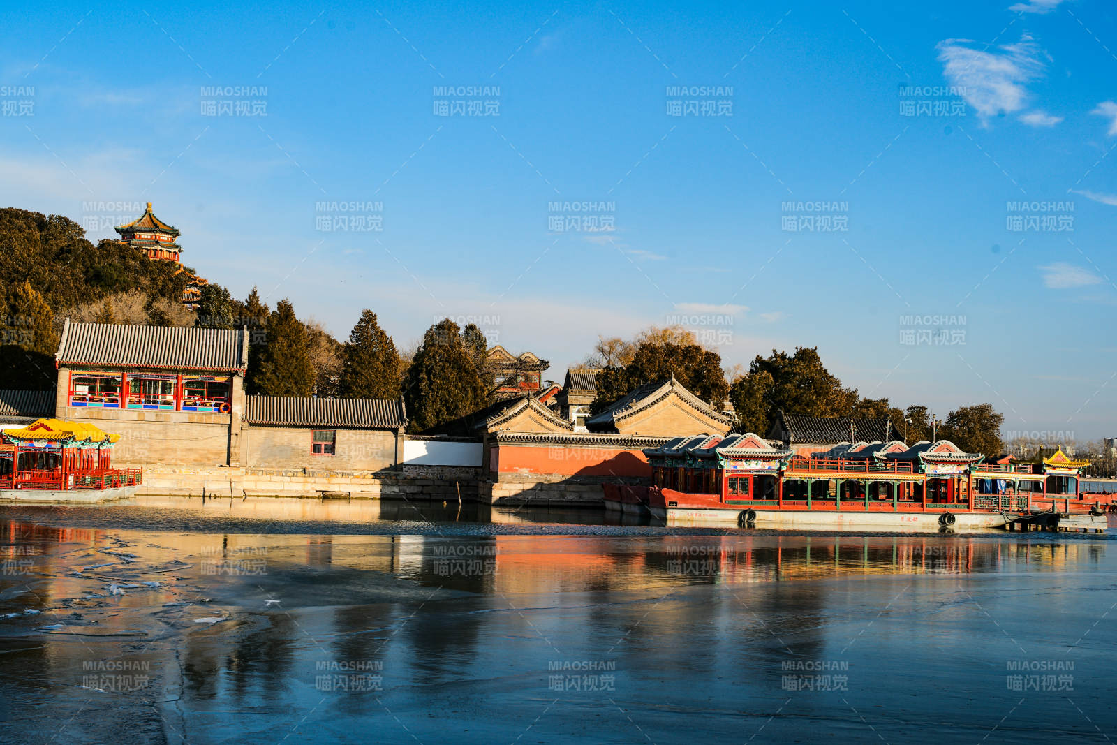 颐和园湖畔古建筑群图片