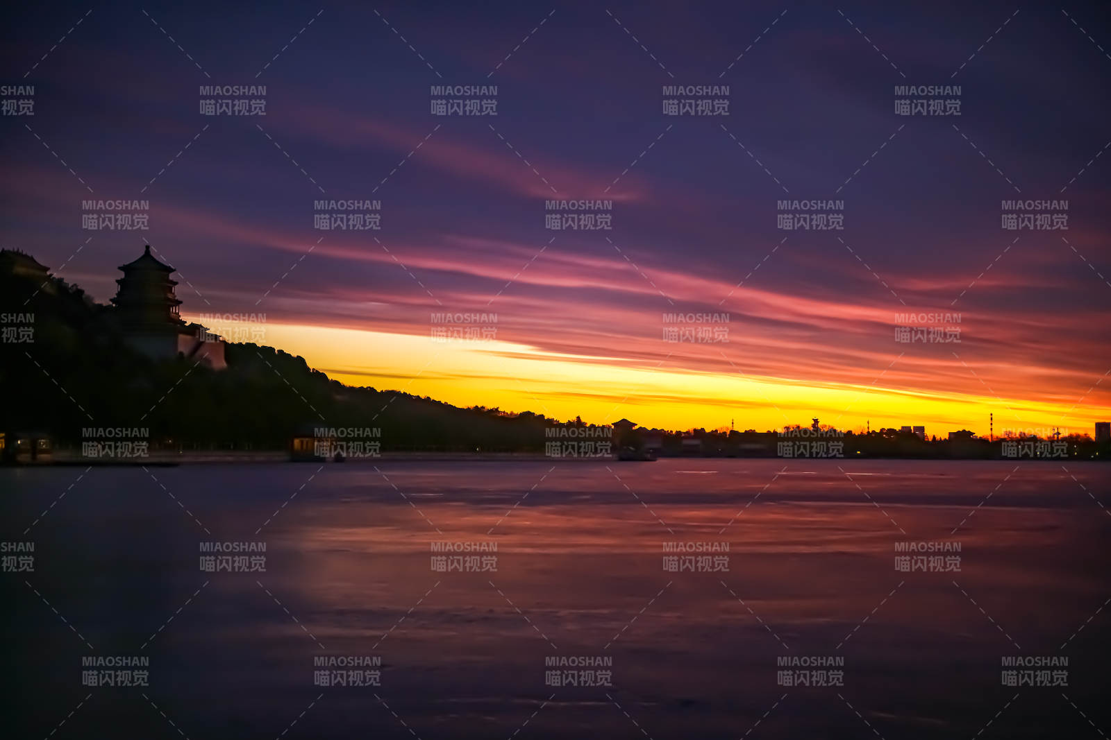 颐和园暮色湖光映古塔图片