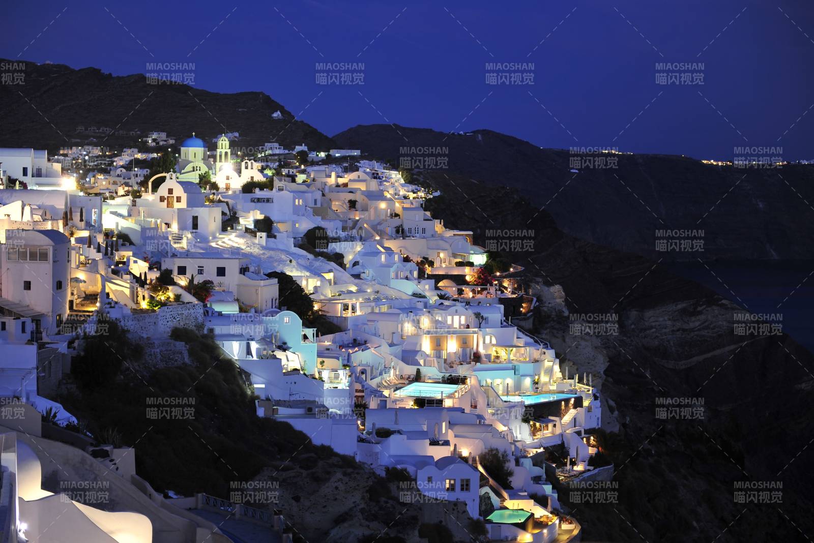 圣托里尼夜幕下的白色小镇图片