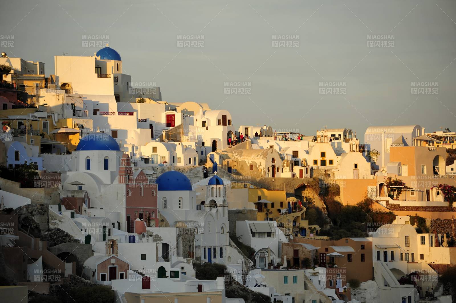 希腊圣托里尼白墙蓝顶图片