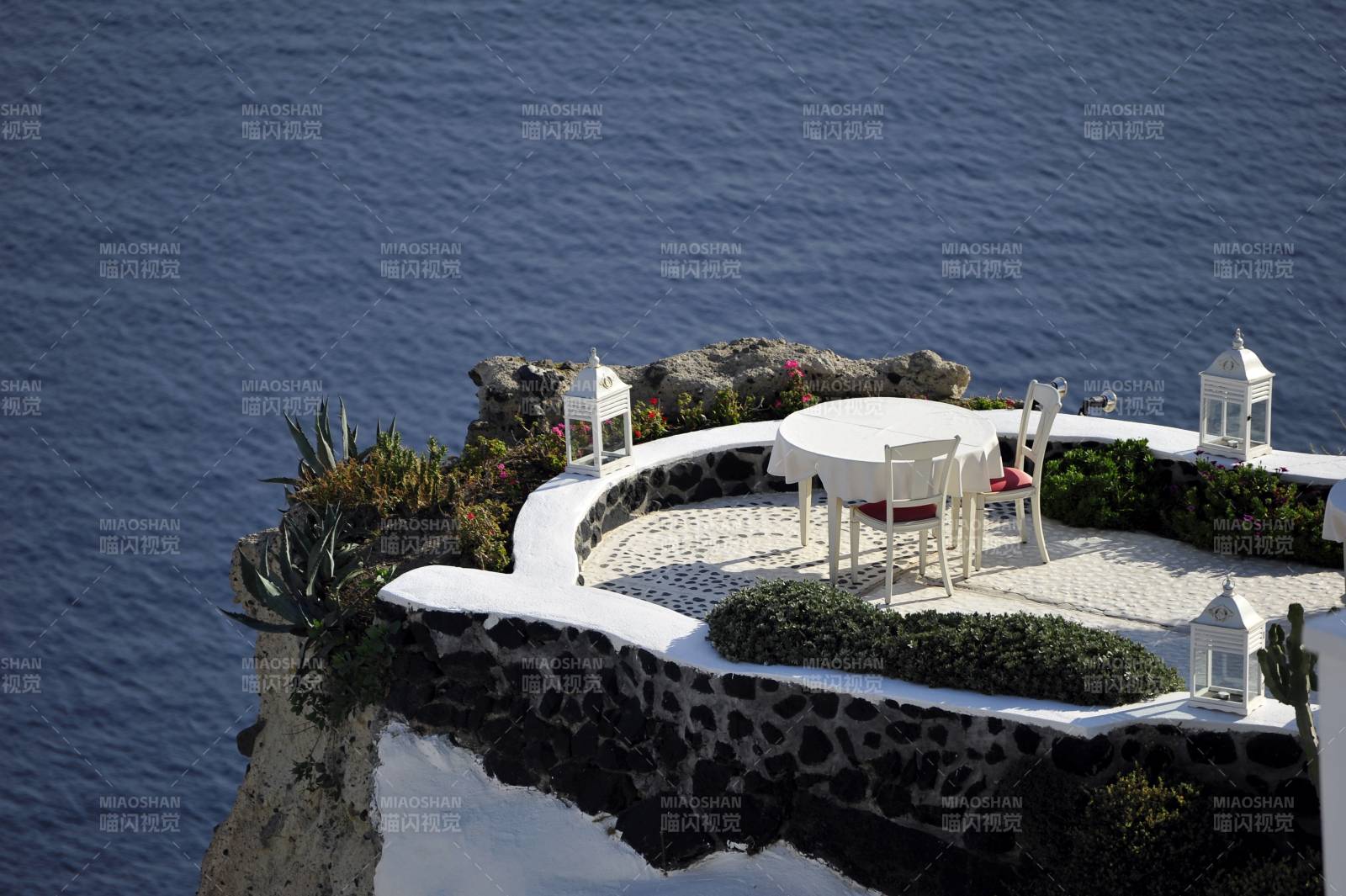圣托里尼悬崖边的白色庭院图片