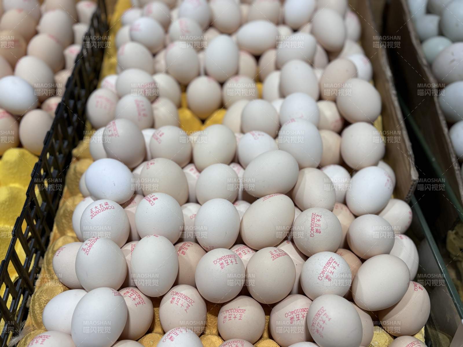 整齐排列的鸡蛋图片