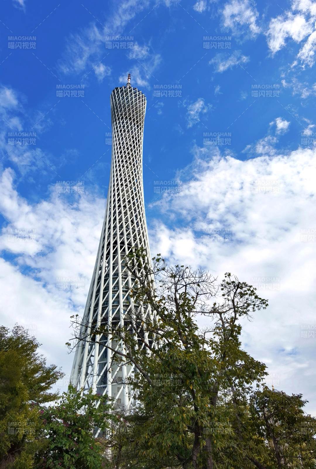 广州塔蓝天映衬图片