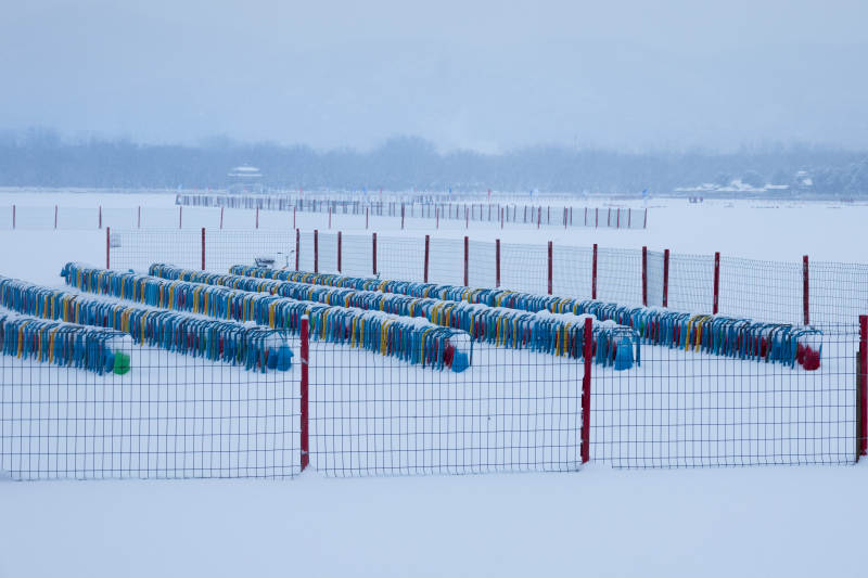 雪地中的彩色浮筒 颐和园图片