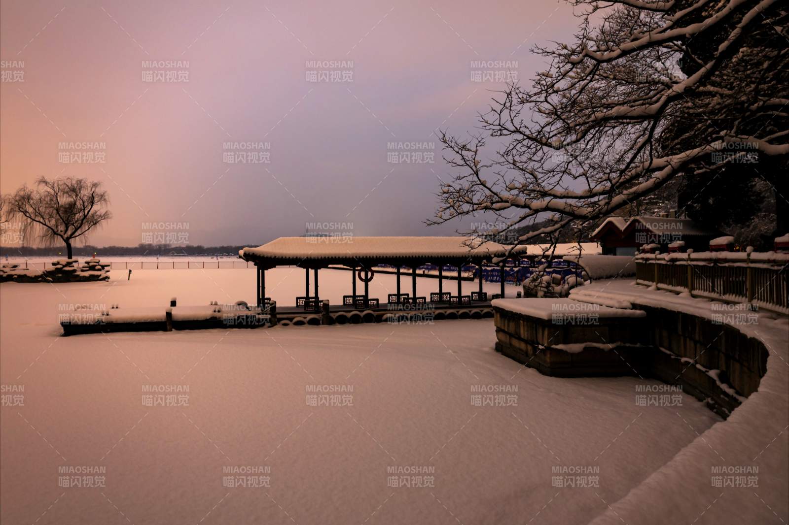 雪覆湖畔静谧景 颐和园图片