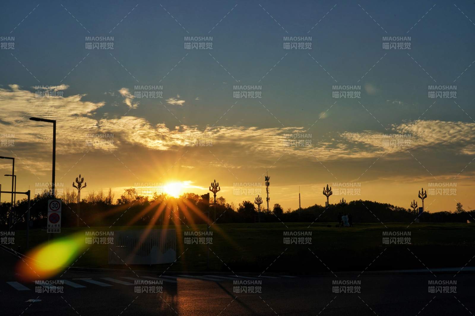 夕阳西下 光芒四射图片