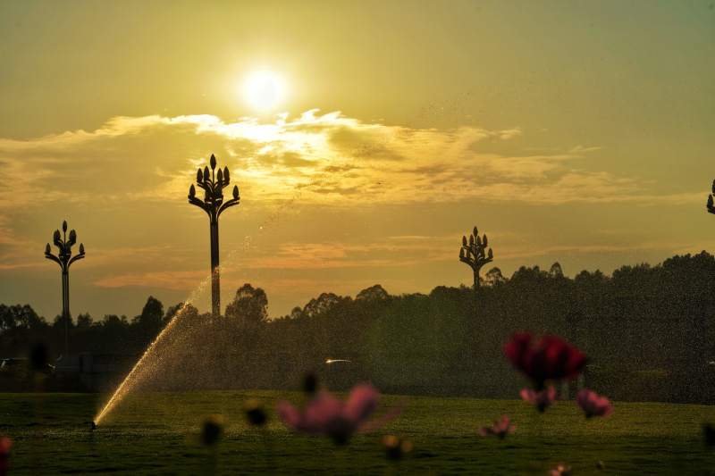 兴隆湖的喷泉剪影图片