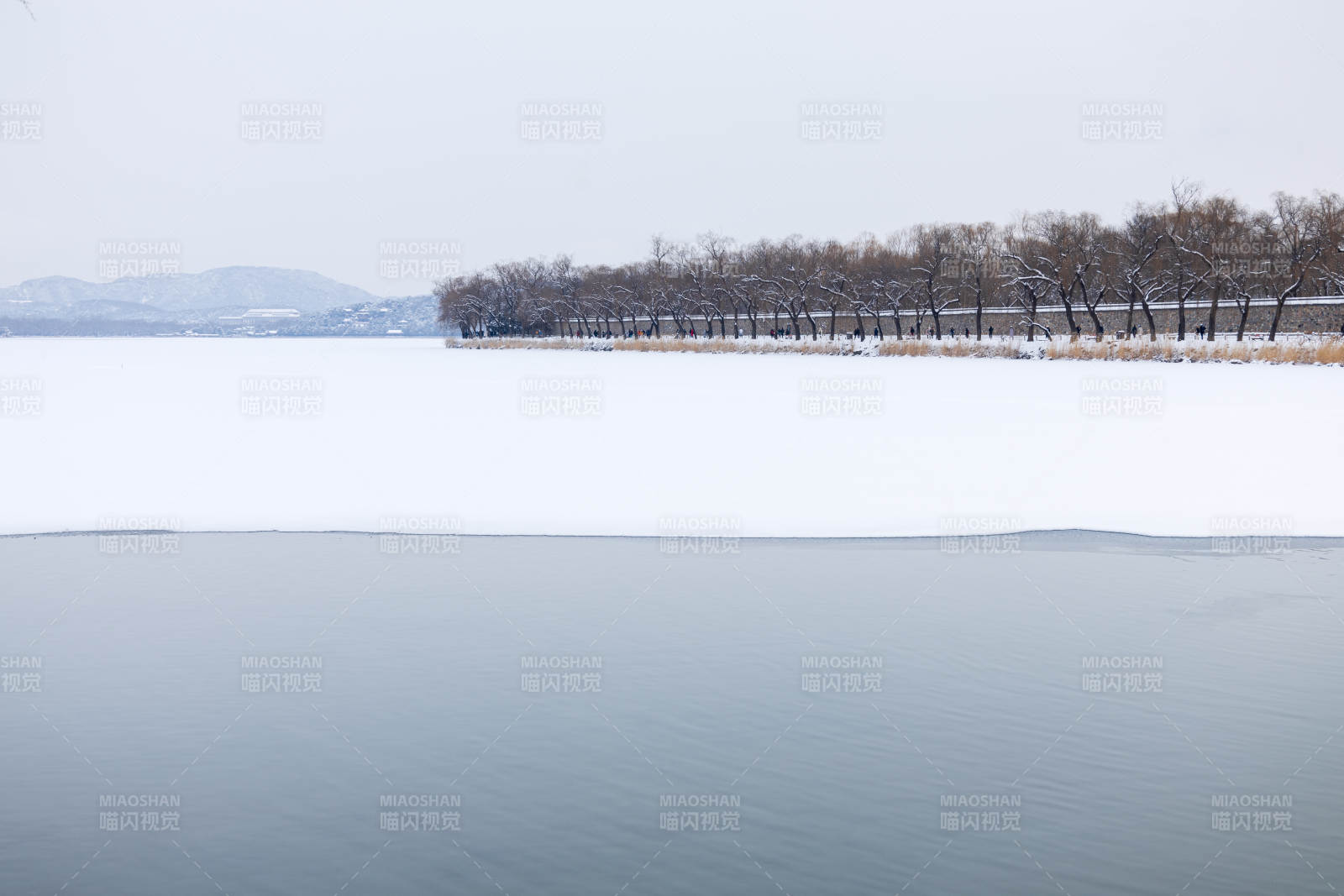 雪湖静谧冬景 颐和园图片