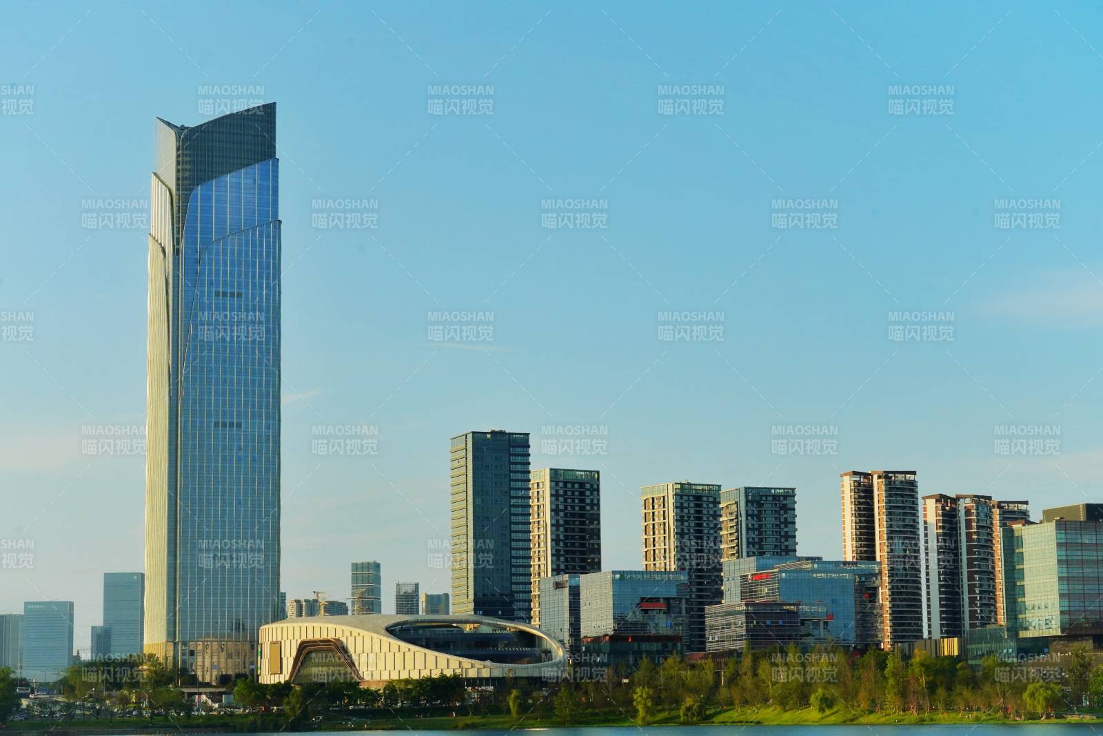 兴隆湖的城市风光图片