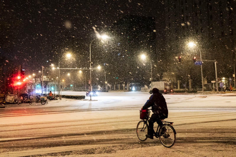 雪夜骑行图片