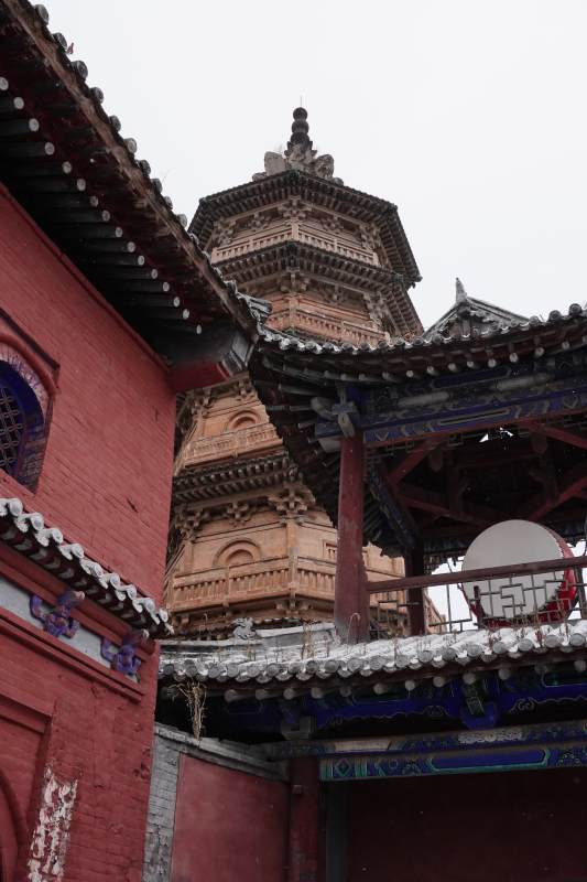 涞源县兴文塔飞檐映红墙图片