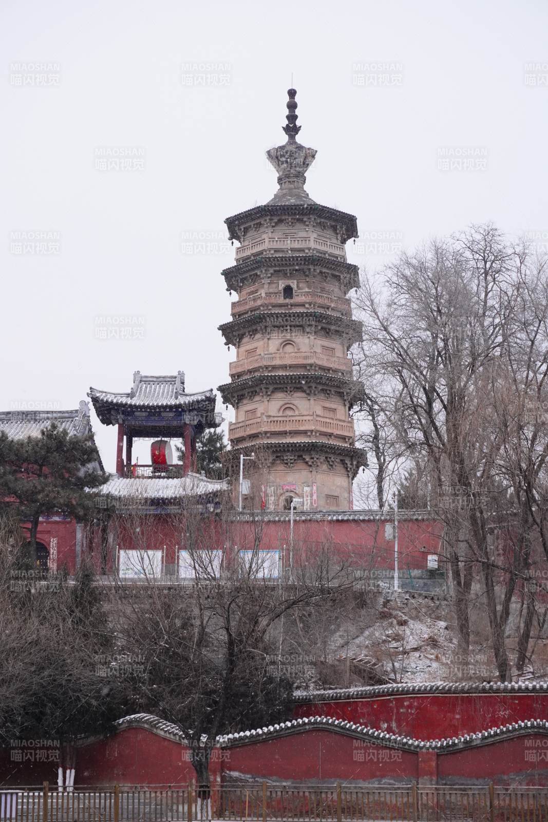 涞源县泰山宫兴文塔古塔巍然耸立图片