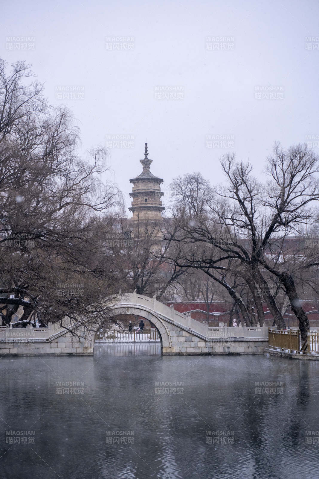 涞源县拒马源头雪中古塔映桥影图片