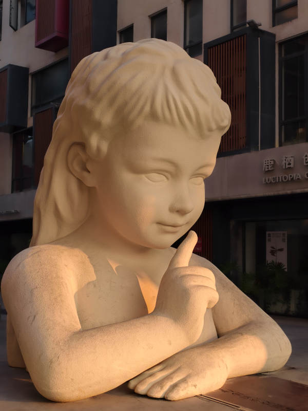 厦门沉思的女孩雕塑图片