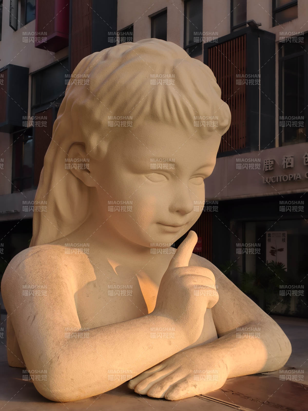 厦门沉思的女孩雕塑图片