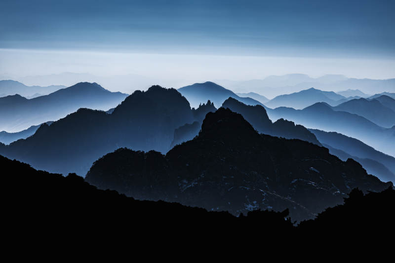层峦叠嶂夜色中  山脉图片