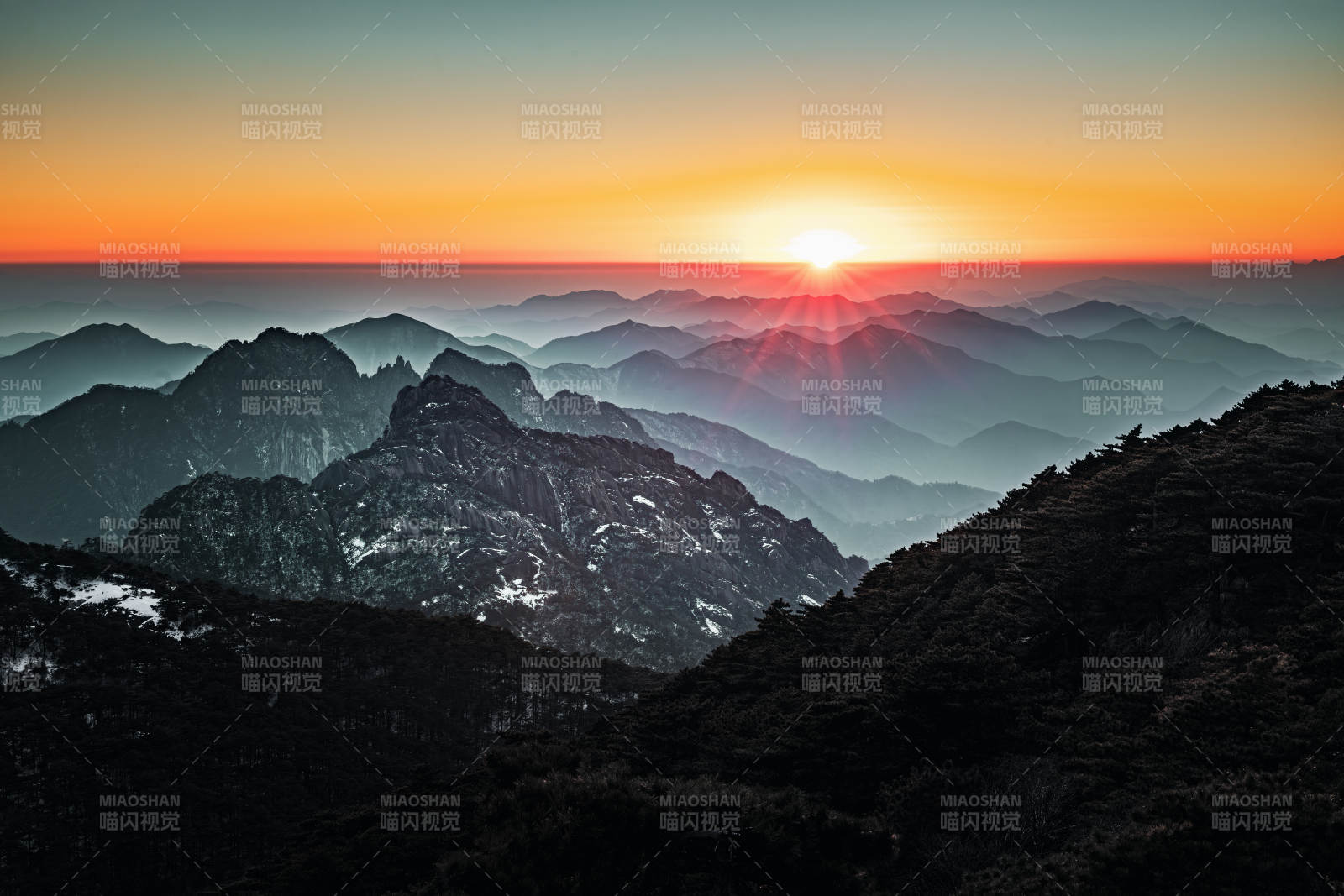 日出山峦间  山脉图片