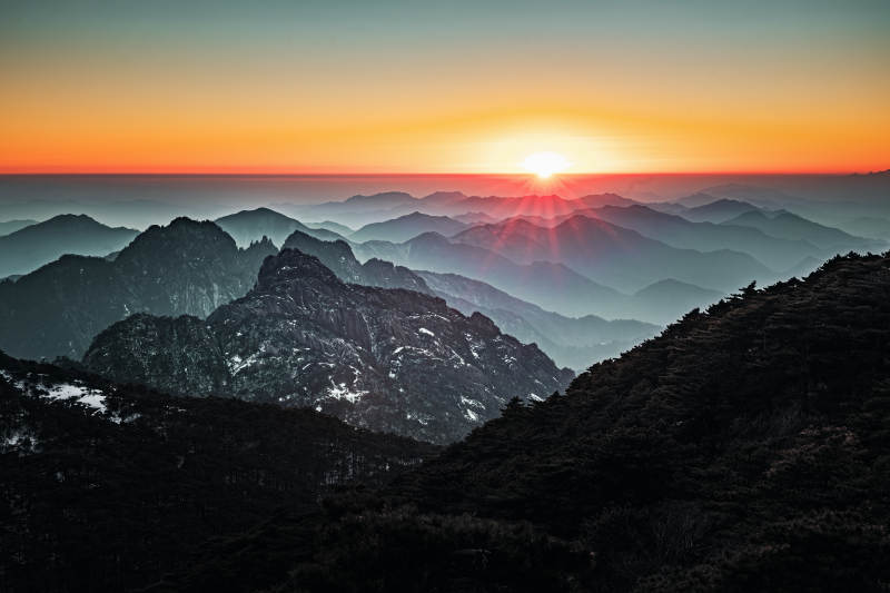 日出山峦间  山脉图片