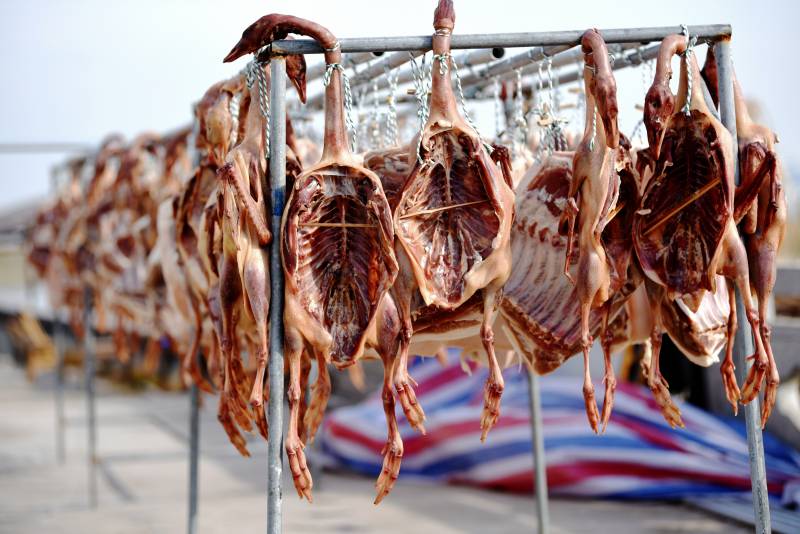 风干鸭肉悬挂出售图片