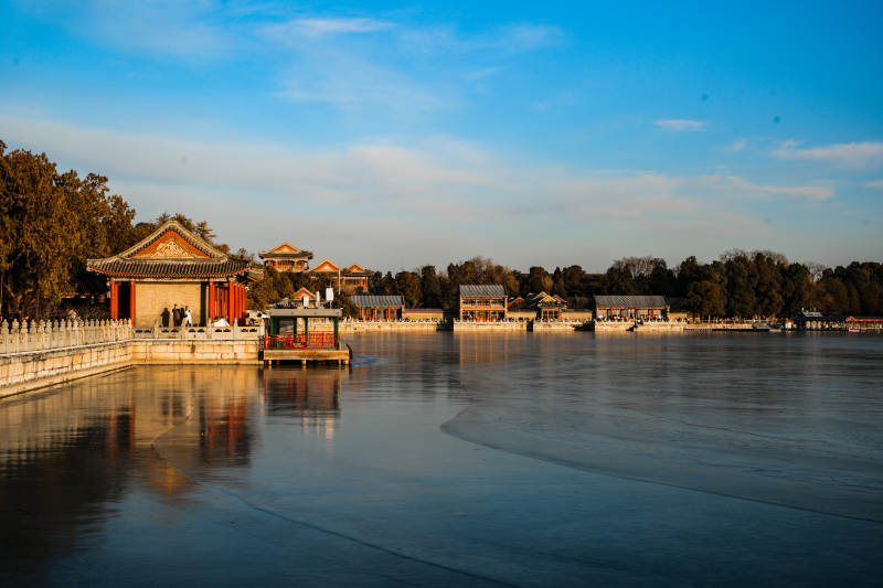 颐和园湖畔古亭静谧景图片