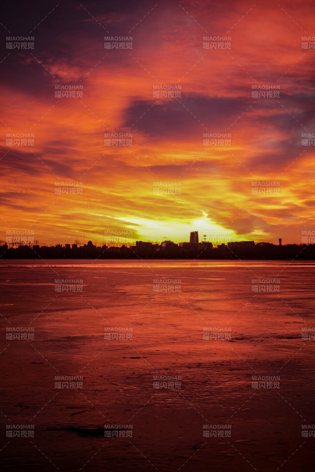 颐和园昆明湖冰湖日落图片