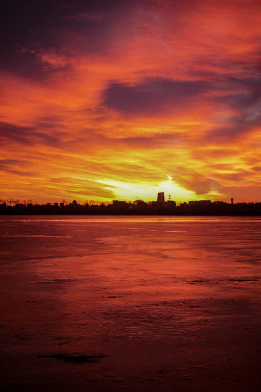 颐和园昆明湖冰湖日落图片
