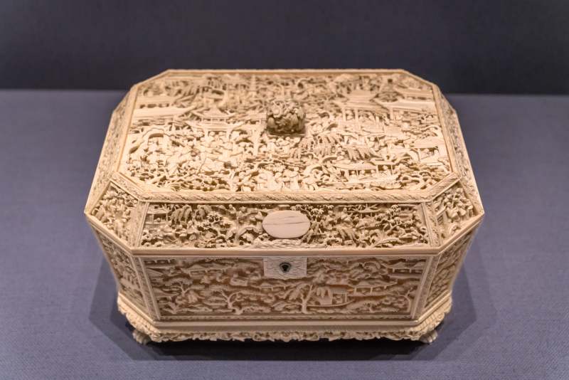 清代象牙镂雕山水人物纹八角四兽足针线盒图片