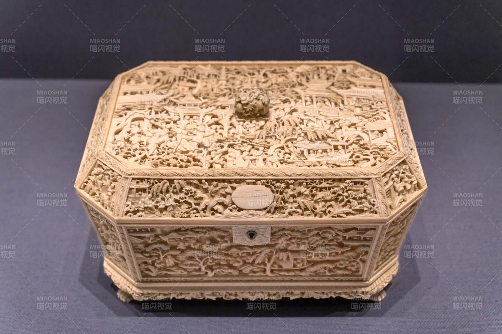 清代象牙镂雕山水人物纹八角四兽足针线盒图片