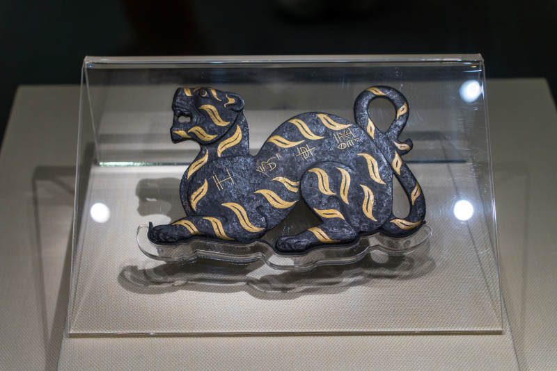 广州南越王博物院西汉南越国虎形玉佩展柜中图片